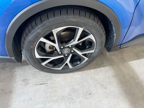 Used 2019 Toyota C-HR XLE FWD image 10