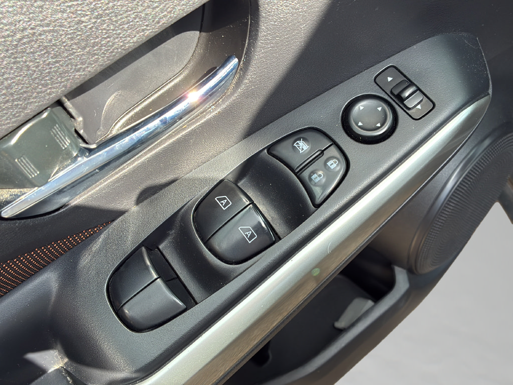 Used 2020 Nissan Kicks SR FWD image 18