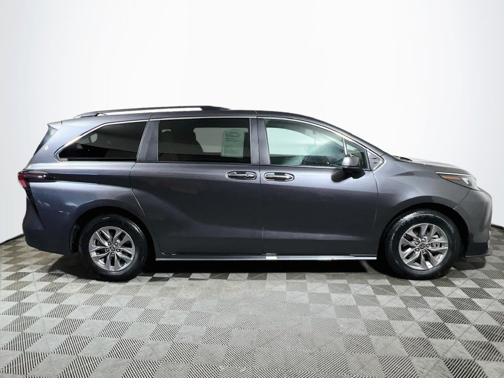 Certified 2025 Toyota Sienna XLE FWD image 8