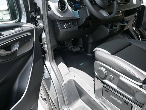 Used 2025 Mercedes-Benz Sprinter 2500 image 7