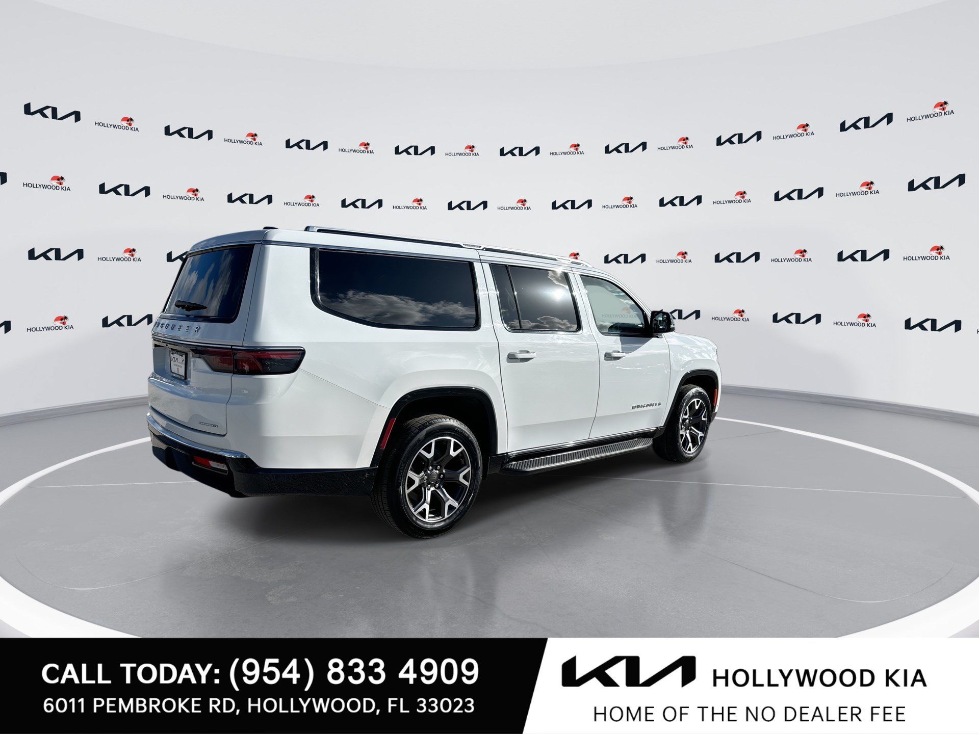 Used 2024 Jeep Wagoneer L Series III w/ Flexible Seating Group AWD/4WD image 8