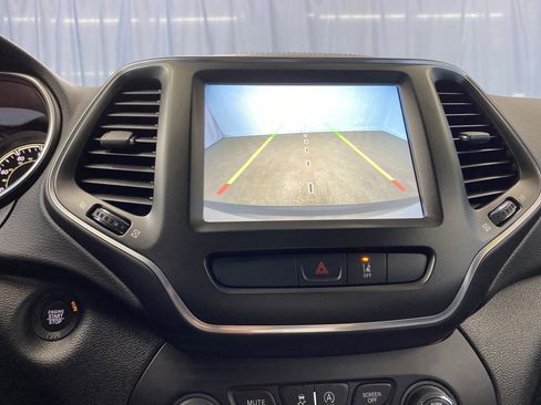 Used 2022 Jeep Cherokee Trailhawk image 17