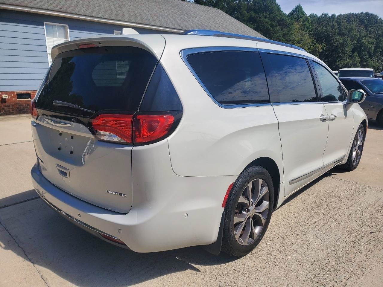Used 2017 Chrysler Pacifica Limited FWD image 11