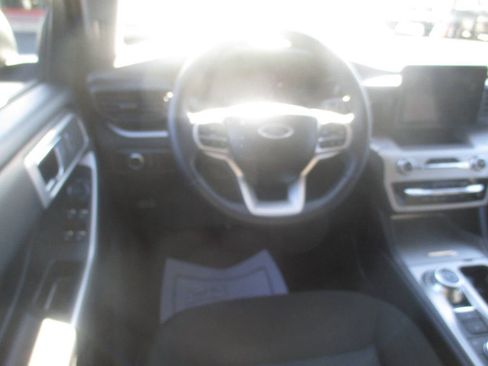 Used 2024 Ford Explorer XLT image 4