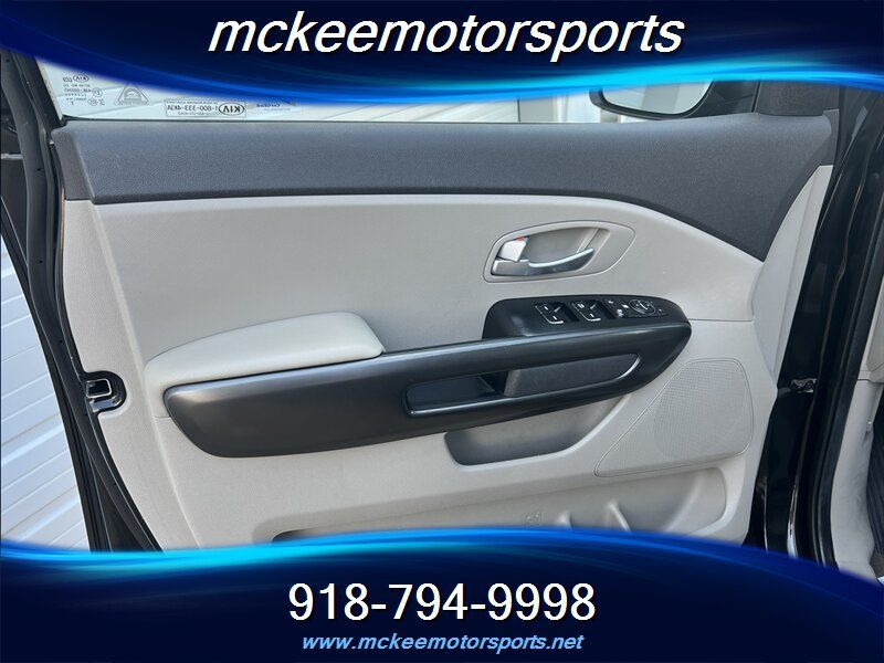 Used 2016 Kia Sedona L FWD image 9
