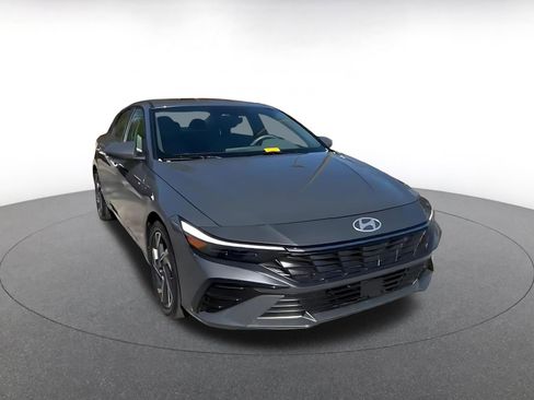 Used 2025 Hyundai Elantra SEL image 3