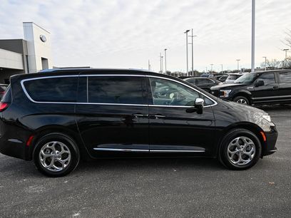 Used 2021 Chrysler Pacifica Limited w/ Uconnect Theater Family Group