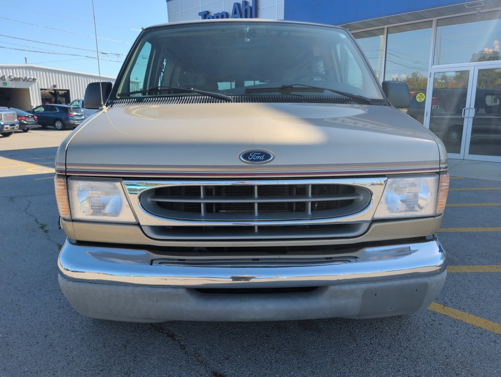 Used 1999 Ford E-150 and Econoline 150 RWD image 2