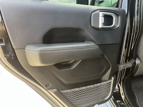 Used 2019 Jeep Wrangler Unlimited Sahara image 38