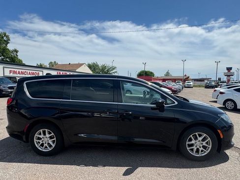 Used 2017 Chrysler Pacifica LX image 7