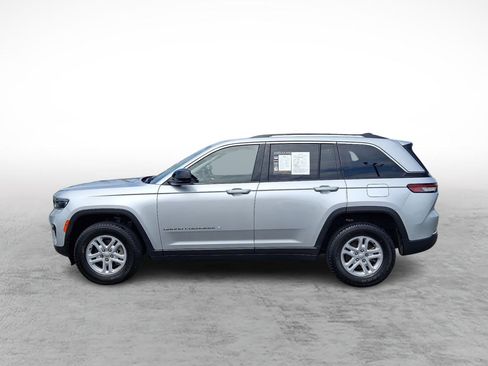 Used 2023 Jeep Grand Cherokee Laredo w/ Luxury Tech Group I AWD/4WD image 2
