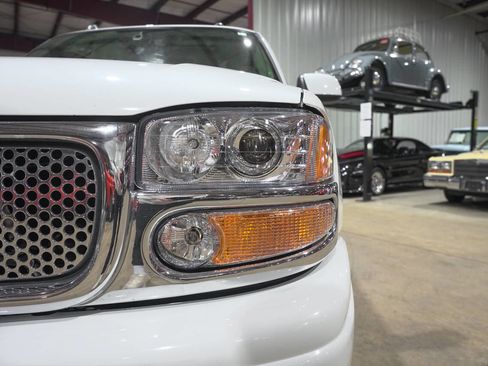 Used 2005 GMC Yukon XL Denali image 34