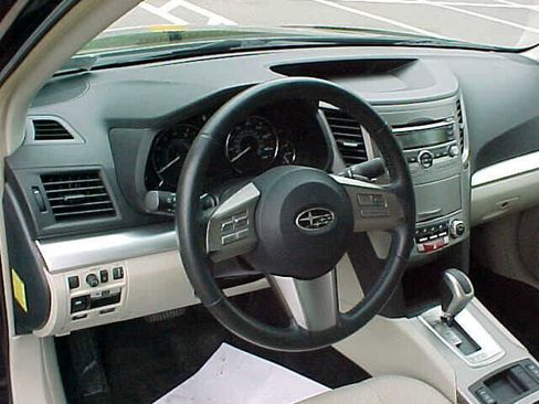 Used 2010 Subaru Legacy 2.5i Premium image 17