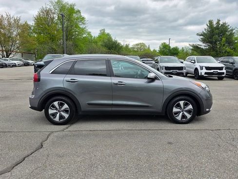 Used 2017 Kia Niro EX FWD image 10