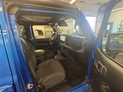 Used 2025 Jeep Wrangler Unlimited Rubicon w/ Convenience Group AWD/4WD image 16