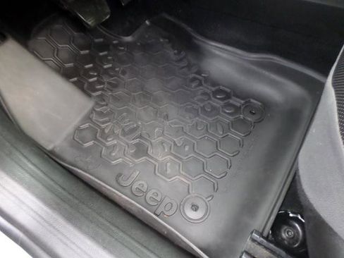 Used 2015 Jeep Renegade Limited w/ Advanced Technology Group image 33