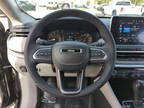 Used 2022 Jeep Compass Latitude FWD image 10