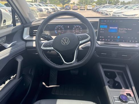 Certified 2025 Volkswagen Tiguan SE w/ Panoramic Sunroof Package AWD/4WD image 14