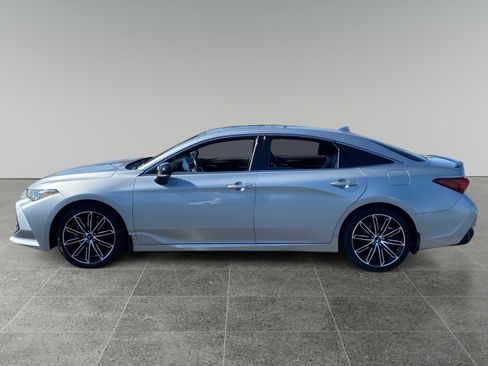 Used 2019 Toyota Avalon XSE w/ Preferred Accessory Package FWD image 2