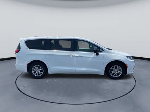Used 2024 Chrysler Pacifica Touring-L FWD image 6