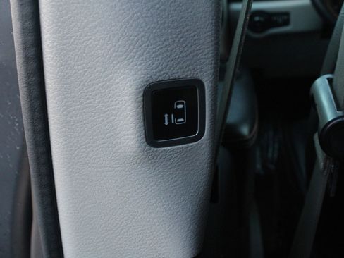 Used 2018 Chrysler Pacifica Touring-L image 28