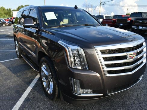 Used 2017 Cadillac Escalade Luxury AWD/4WD image 4