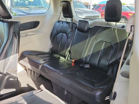 Used 2022 Chrysler Pacifica Touring-L w/ Uconnect Theater Family Group FWD image 31