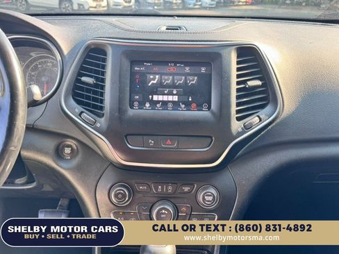 Used 2020 Jeep Cherokee Latitude Plus w/ Cold Weather Group AWD/4WD image 13