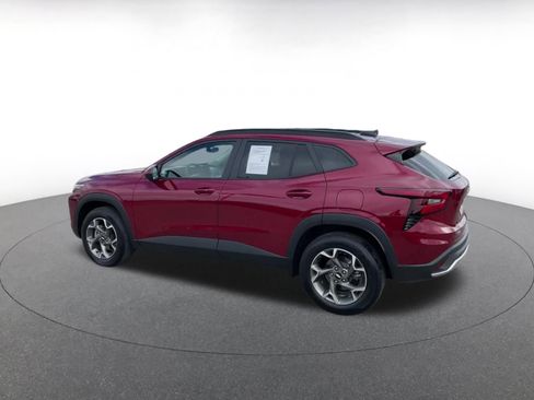 Used 2025 Chevrolet Trax LT w/ LT Convenience Package image 10