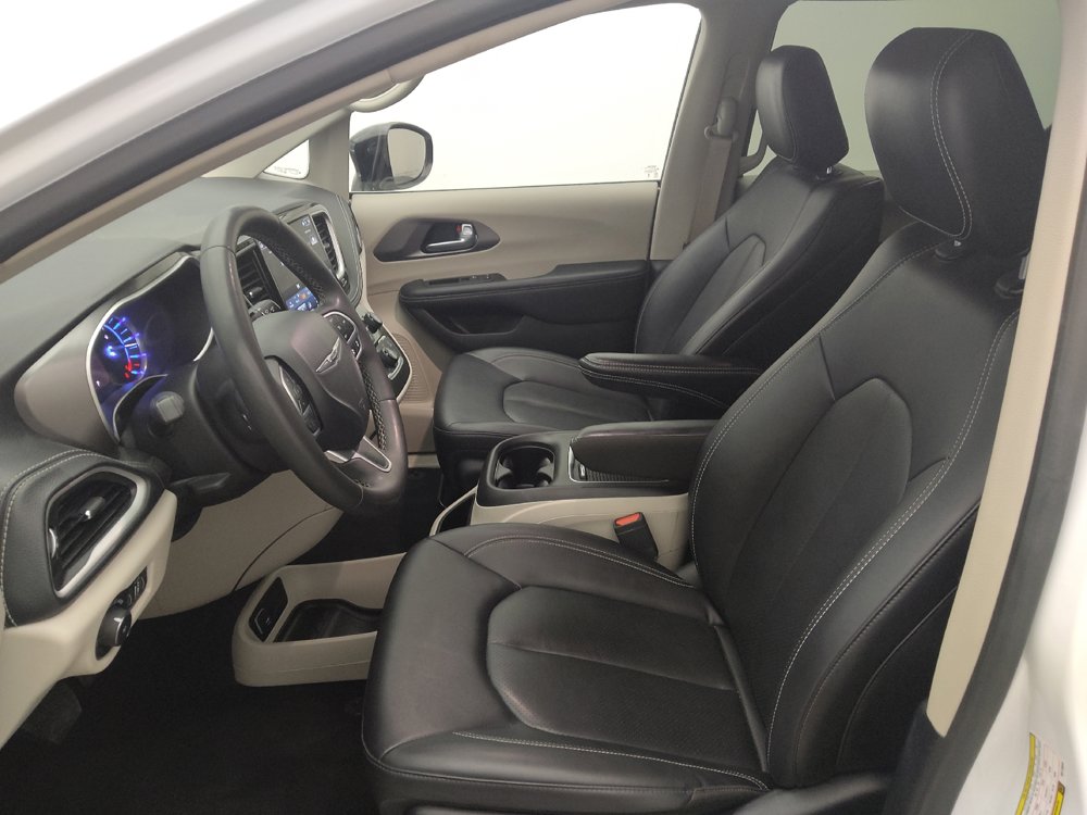 Used 2024 Chrysler Pacifica Limited FWD image 17