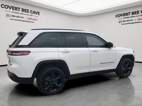 Used 2024 Jeep Grand Cherokee Limited w/ Black Appearance Package image 10