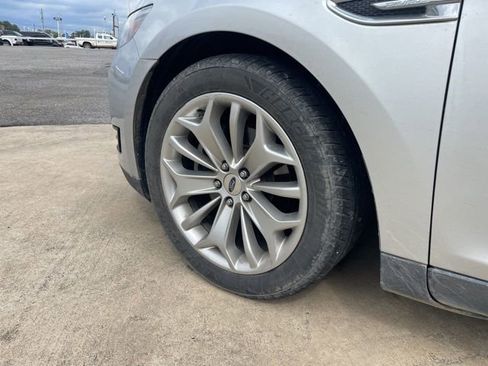 Certified 2019 Ford Taurus Limited image 4