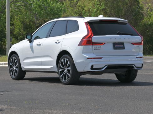 Used 2024 Volvo XC60 B5 Plus w/ Protection Package Premier image 3