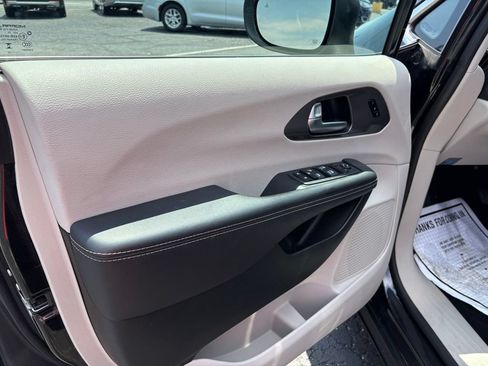 Used 2023 Chrysler Pacifica Touring-L FWD image 14