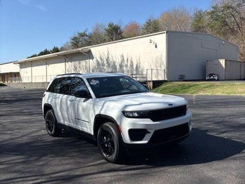 Used 2025 Jeep Grand Cherokee Altitude image 3