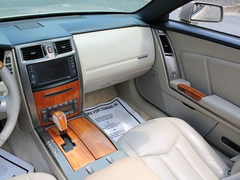 Used 2006 Cadillac XLR image 22