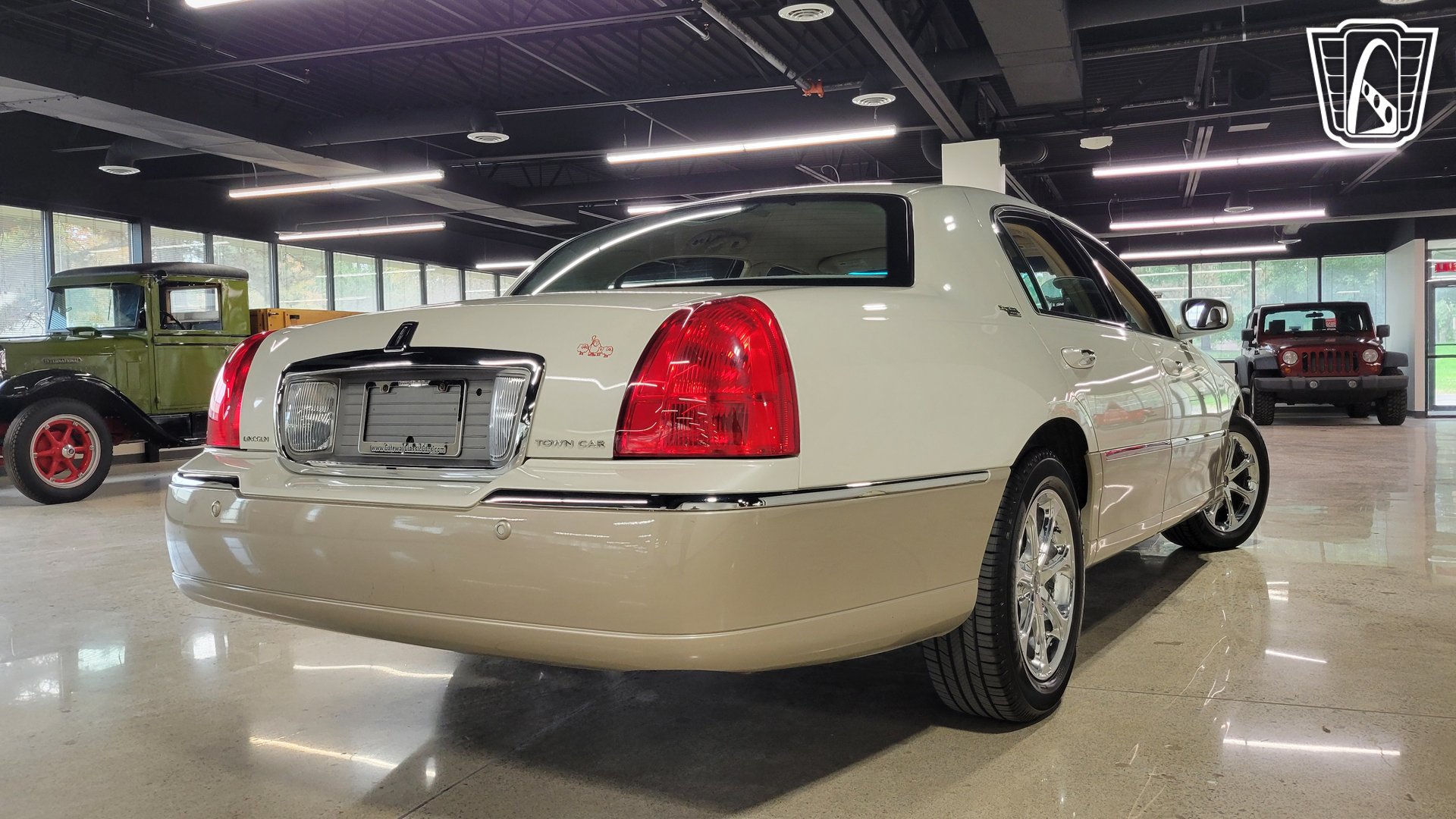 Used 2005 Lincoln Town Car Signature Limited RWD image 31
