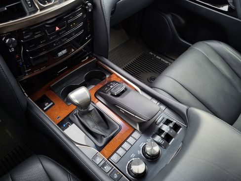 Used 2016 Lexus LX 570 4WD image 28