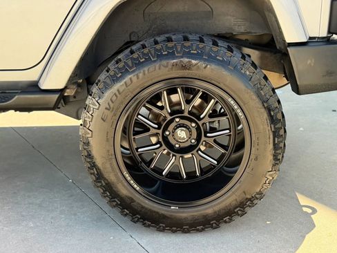 Used 2018 Jeep Wrangler Unlimited Sahara AWD/4WD image 13