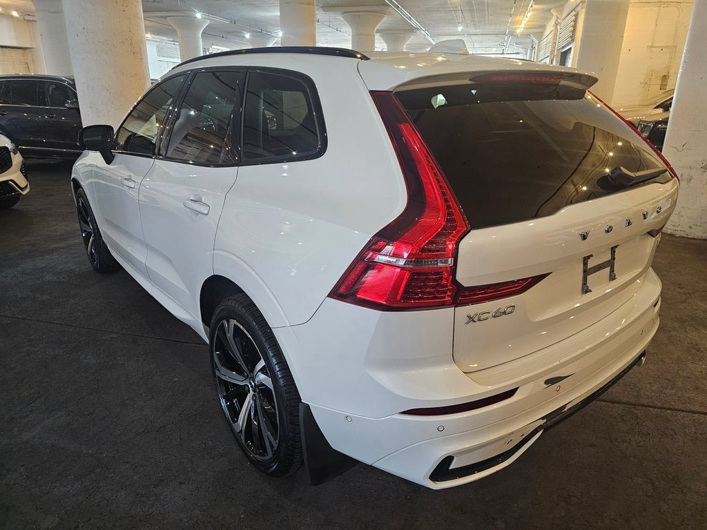 Used 2022 Volvo XC60 B6 R-Design AWD/4WD image 2