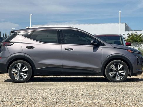 Used 2022 Chevrolet Bolt EUV LT w/ Convenience Package FWD image 9