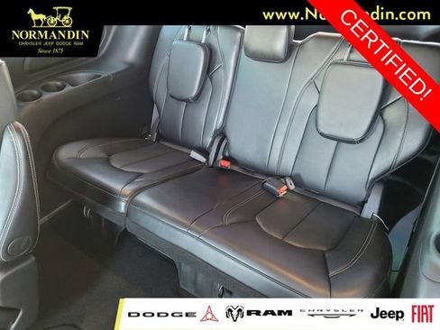 Certified 2025 Chrysler Pacifica Select FWD image 18
