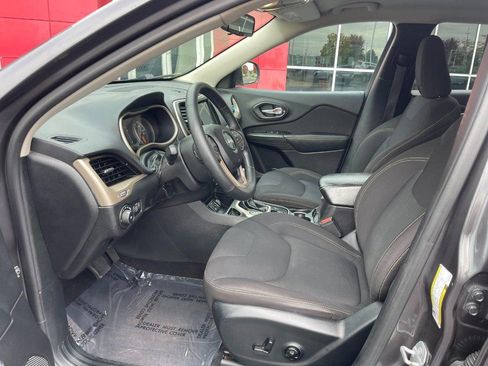 Used 2017 Jeep Cherokee Latitude w/ Cold Weather Group FWD image 15