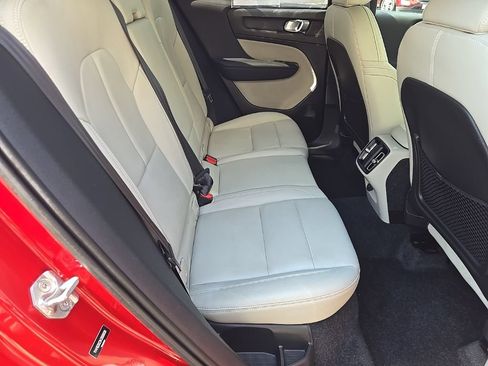 Used 2019 Volvo XC40 T5 Momentum AWD/4WD image 32