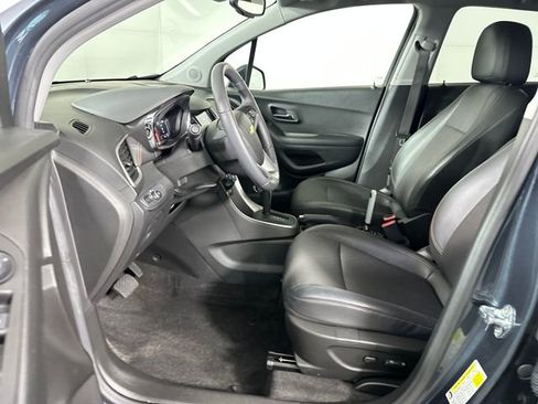 Used 2022 Chevrolet Trax LT w/ LT Convenience Package image 11