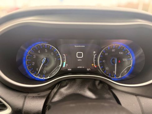 Used 2023 Chrysler Pacifica Touring-L FWD image 31