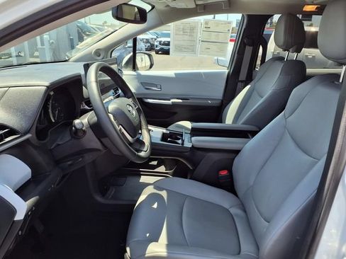 Used 2025 Toyota Sienna XLE w/ XLE Plus Package AWD/4WD image 14