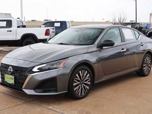 Used 2025 Nissan Altima 2.5 SV FWD image 3