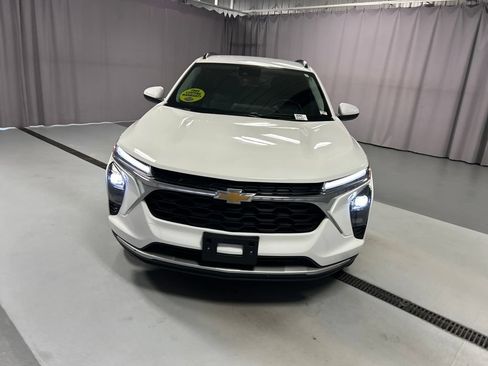 Used 2025 Chevrolet Trax LT w/ LT Convenience Package FWD image 2