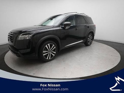 Certified 2025 Nissan Pathfinder Platinum w/ Black Appearance Package AWD/4WD image 1